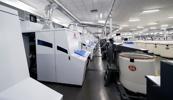 Fabbricazione a partire da fili di poliesteri ricircolati di viscosa miscela alta torsione 835TPM per tessitura e maglieria