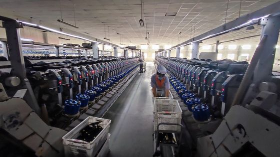 Massima efficienza AAgrade 100% poliestere NE21/1 Ring Spun Yarn per maglieria speciale nero